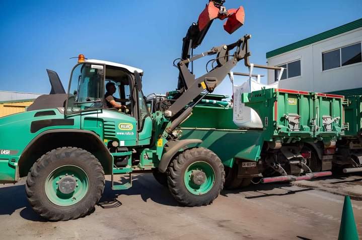 Engins performants disponibles à la location pour vos travaux