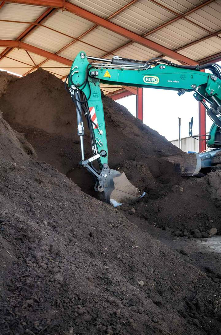 Utilisation pelle hydraulique pour chargement matériaux Servon